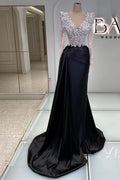Vestido de fiesta negro vintage de corte columna, satén, encaje, escote en V, manga larga y con pedrería.
