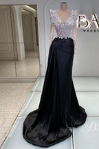 Vestido de fiesta negro vintage de corte columna, satén, encaje, escote en V, manga larga y con pedrería.