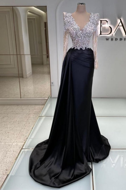 Vestido de fiesta negro vintage de corte columna, satén, encaje, escote en V, manga larga y con pedrería.