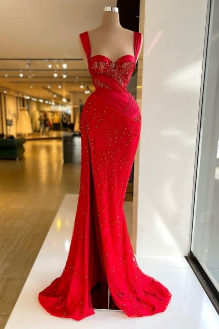 Vestido de fiesta rojo vintage de corte columna, satén, escote corazón, sin mangas y con abertura.
