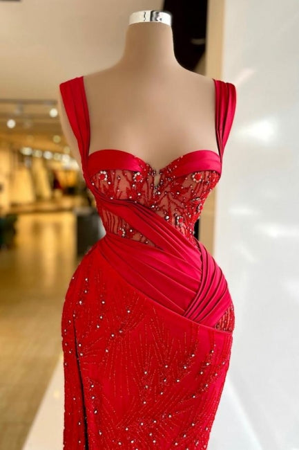 Vestido de fiesta rojo vintage de corte columna, satén, escote corazón, sin mangas y con abertura.