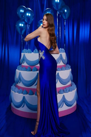 Vestido de fiesta azul vintage de corte columna, satén, escote en V, sin mangas, con volantes y abertura.