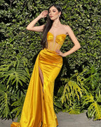 Vestidos de fiesta amarillos vintage de corte columna, satén, escote en V, sin mangas y con abertura frontal.