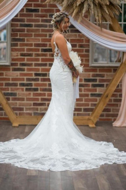 Vestido de novia blanco vintage de corte columna, con tirantes finos, sin mangas, de tul, encaje y apliques, con cola.