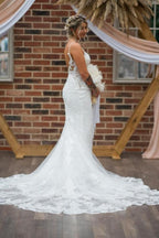 Vestido de novia blanco vintage de corte columna, con tirantes finos, sin mangas, de tul, encaje y apliques, con cola.