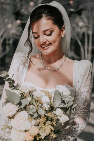 Vestido de novia vintage largo de encaje, corte en A, escote cuadrado y mangas largas.