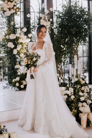 Vestido de novia vintage largo de encaje, corte en A, escote cuadrado y mangas largas.