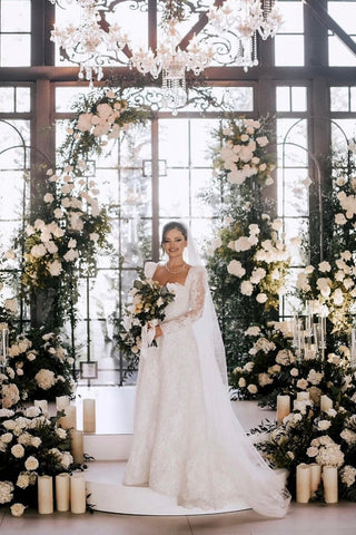 Vestido de novia vintage largo de encaje, corte en A, escote cuadrado y mangas largas.