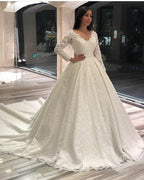 Robe de mariée vintage longue en dentelle à manches longues, col en V et appliques
