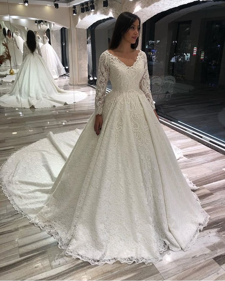 Robe de mariée vintage longue en dentelle à manches longues, col en V et appliques