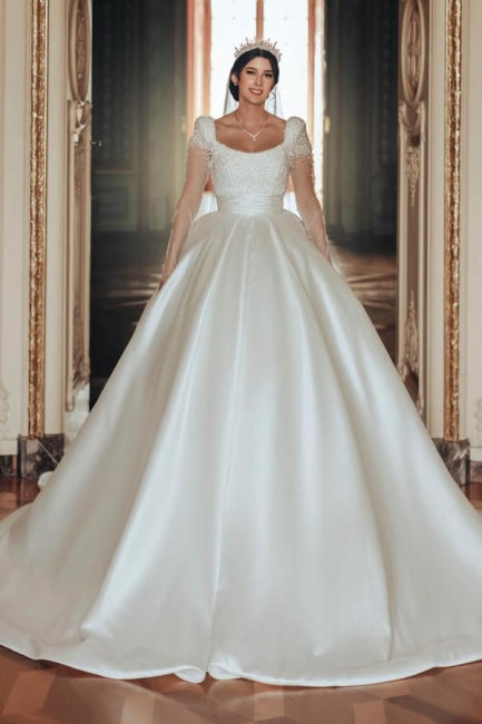 Robe de mariée vintage longue ivoire, coupe trapèze, col carré, en satin pailleté et manches longues