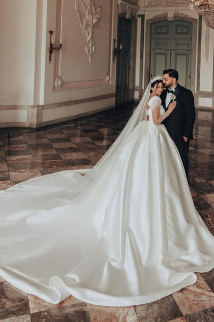 Robe de mariée vintage longue ivoire, coupe trapèze, col carré, en satin pailleté et manches longues