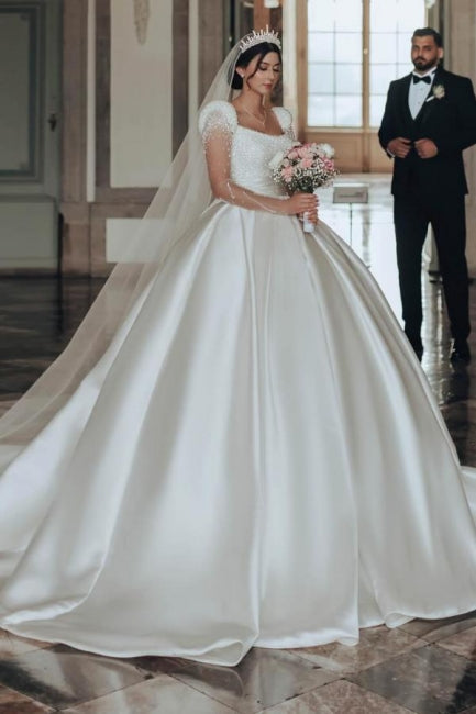 Robe de mariée vintage longue ivoire, coupe trapèze, col carré, en satin pailleté et manches longues