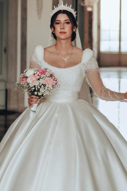 Robe de mariée vintage longue ivoire, coupe trapèze, col carré, en satin pailleté et manches longues