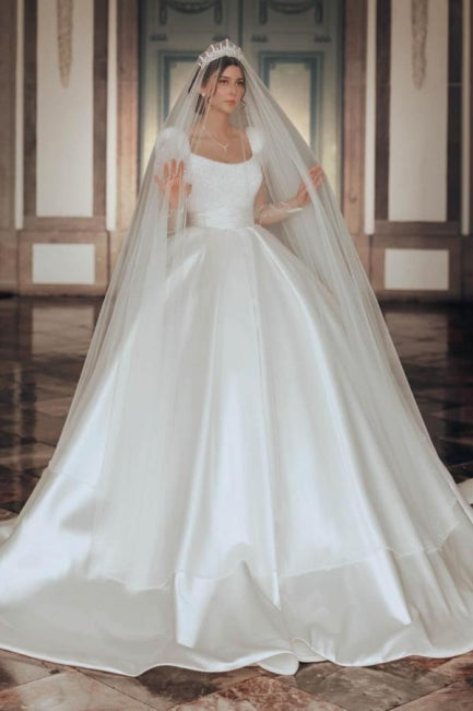 Robe de mariée vintage longue ivoire, coupe trapèze, col carré, en satin pailleté et manches longues
