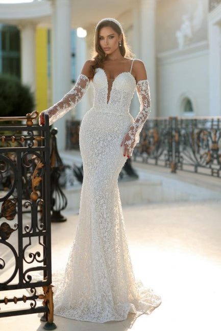 Robe de mariée vintage longue ivoire sirène à fines bretelles, col en V en dentelle et traîne amovible