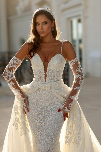 Robe de mariée vintage longue ivoire sirène à fines bretelles, col en V en dentelle et traîne amovible