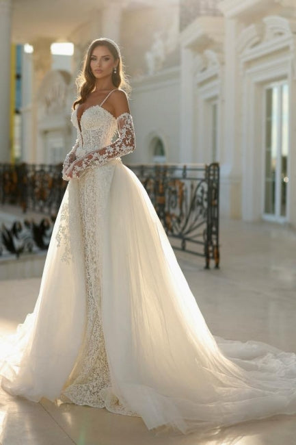 Robe de mariée vintage longue ivoire sirène à fines bretelles, col en V en dentelle et traîne amovible