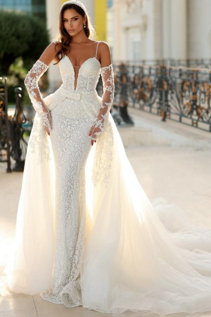 Robe de mariée vintage longue ivoire sirène à fines bretelles, col en V en dentelle et traîne amovible