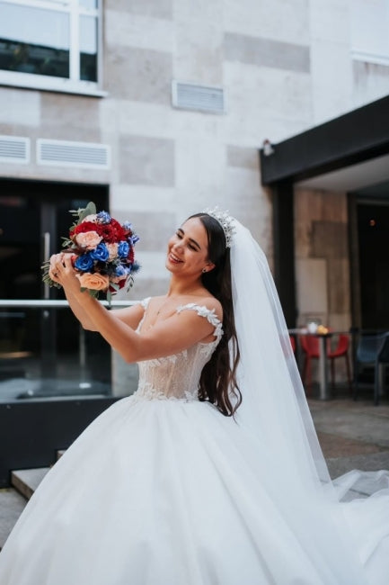 Vestidos de novia vintage de princesa con hombros descubiertos, escote en V y encaje sin mangas