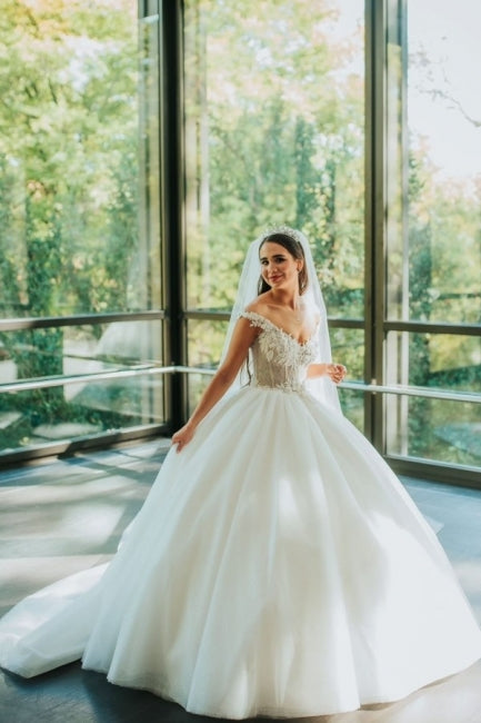 Vestidos de novia vintage de princesa con hombros descubiertos, escote en V y encaje sin mangas