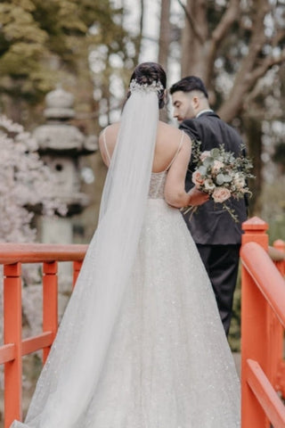 Vestidos de novia vintage de tul, sin mangas, corte en A, hasta el suelo, con tirantes finos y pedrería. 