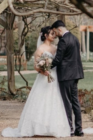 Vestidos de novia vintage de tul, sin mangas, corte en A, hasta el suelo, con tirantes finos y pedrería. 