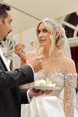 Vestido de novia vintage blanco de manga larga estilo princesa, de satén con encaje.