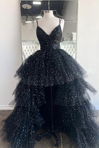 Robe de bal trapèze à fines bretelles et jupe asymétrique en tulle à volants.