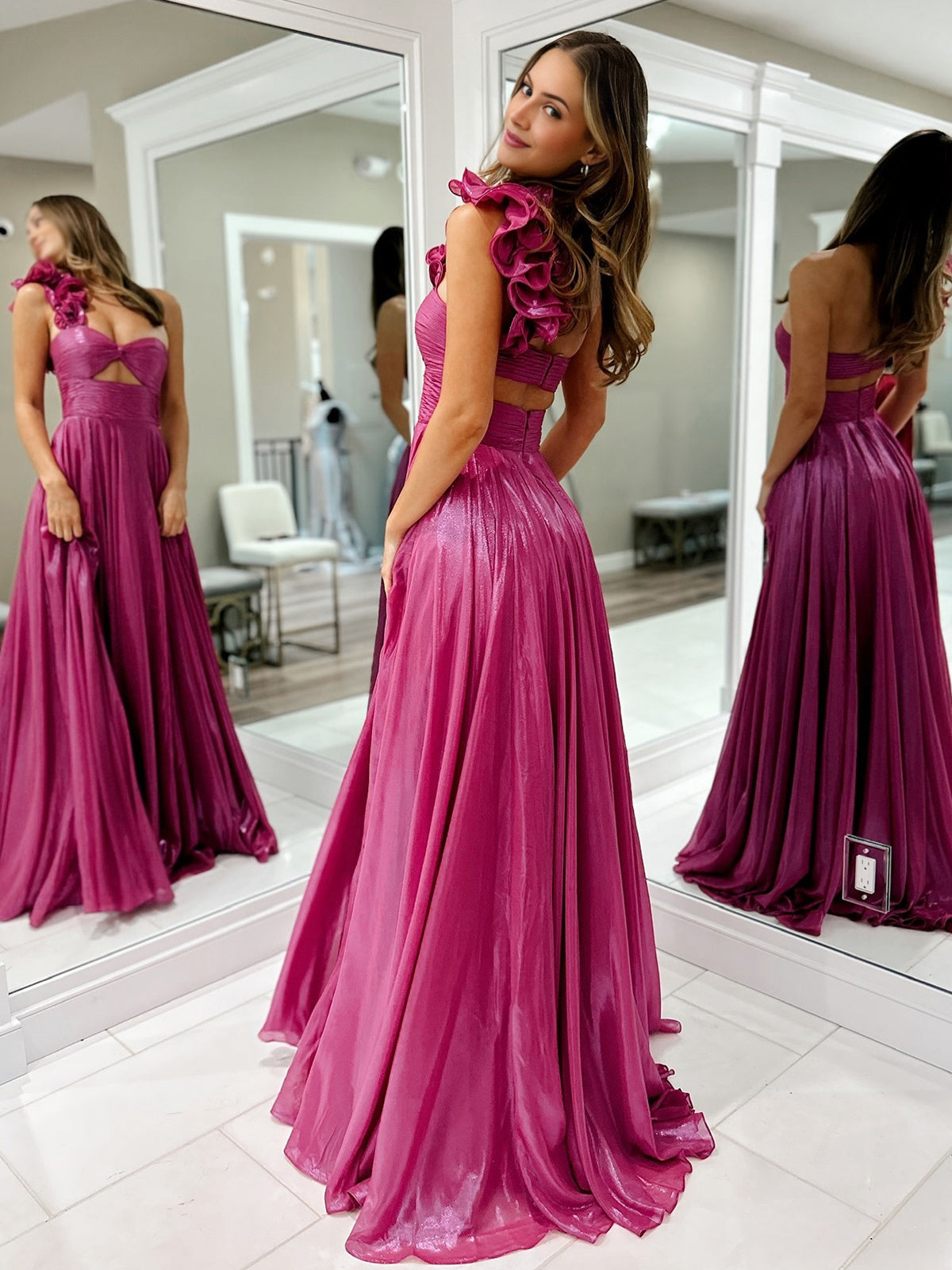 Vestido de fiesta fucsia corte A, asimétrico, con un solo hombro, escote tipo ojo de cerradura, plisado y metálico.