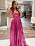 Vestido de fiesta fucsia corte A, asimétrico, con un solo hombro, escote tipo ojo de cerradura, plisado y metálico.