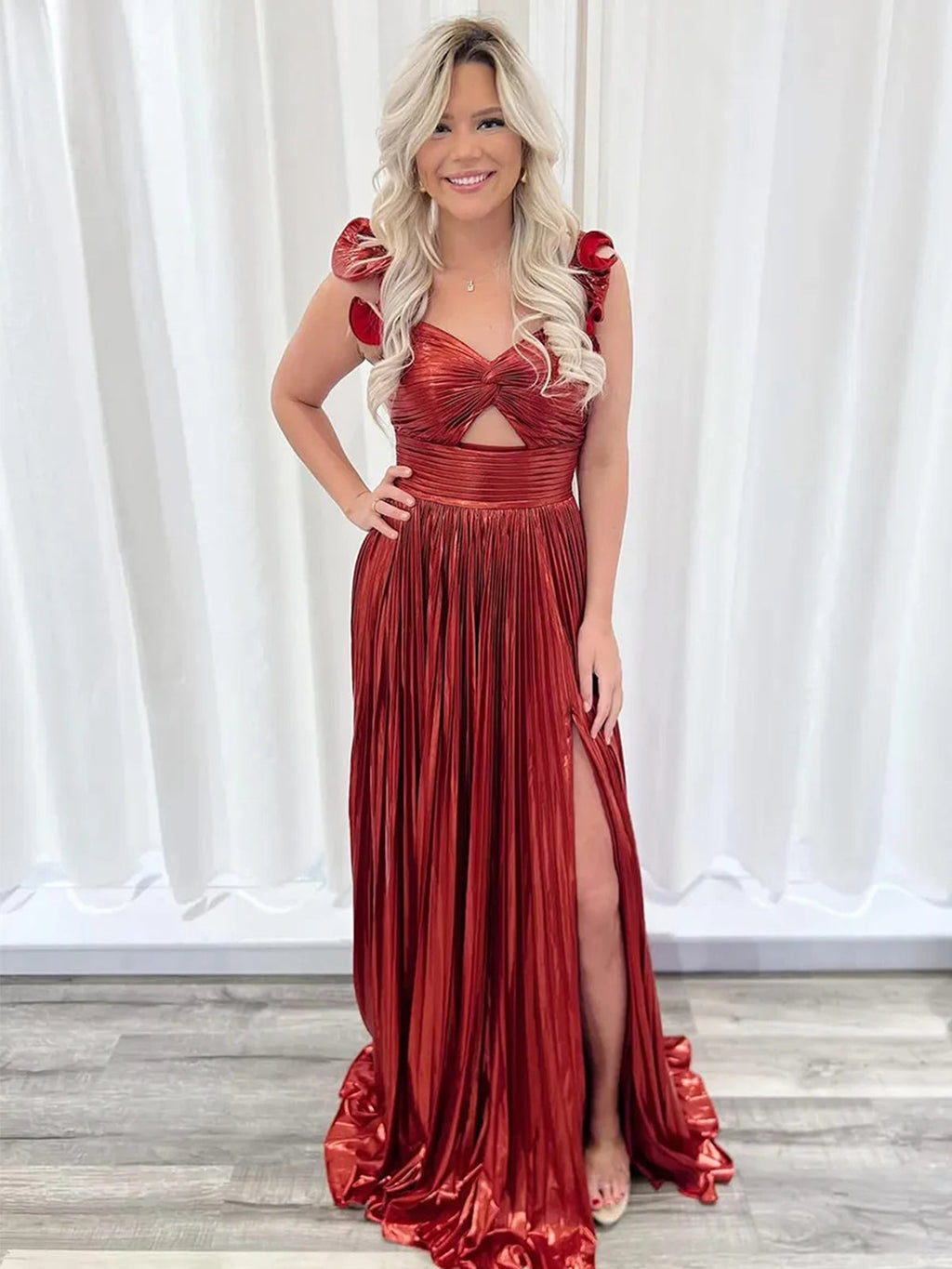 Vestido de fiesta fucsia corte A, asimétrico, con un solo hombro, escote tipo ojo de cerradura, plisado y metálico.