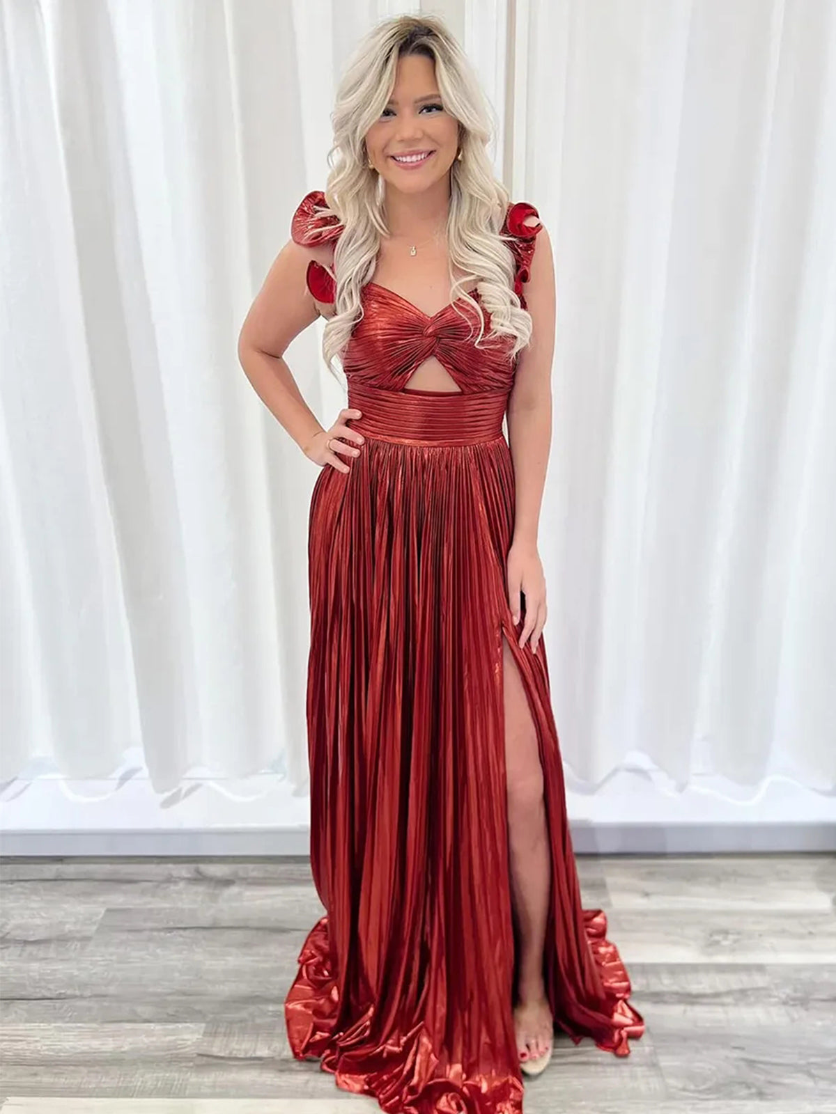 Vestido de fiesta fucsia corte A, asimétrico, con un solo hombro, escote tipo ojo de cerradura, plisado y metálico.