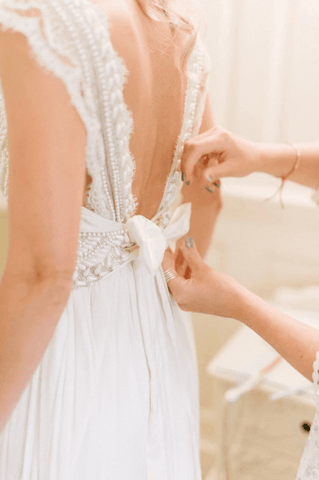 Robe de mariée modeste à décolleté en V profond et dos nu, idéale pour la plage (WD539)