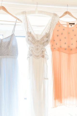 Robe de mariée modeste à décolleté en V profond et dos nu, idéale pour la plage (WD539)