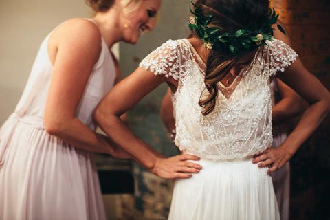 Vestido de novia romántico corte A con escote en V, bordado y corte sexy en gasa WD490