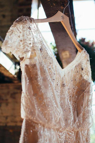 Vestido de novia romántico corte A con escote en V, bordado y corte sexy en gasa WD490