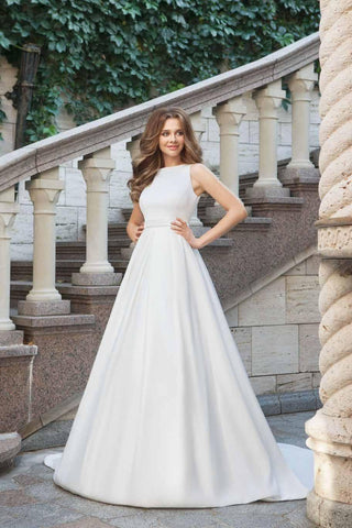 Robe de mariée en satin simple, coupe trapèze, longue traîne, modèle WD449