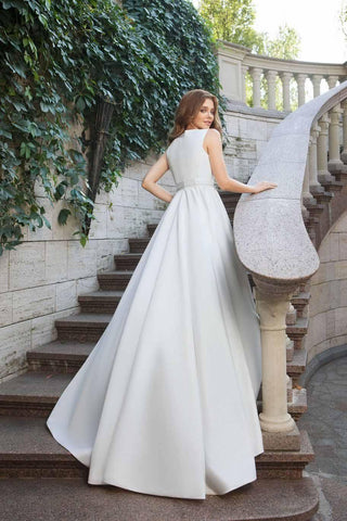 Robe de mariée en satin simple, coupe trapèze, longue traîne, modèle WD449