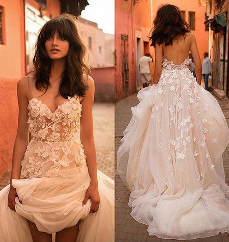 Vestido de novia largo de tul con tirantes, corte en A, espalda descubierta y cola de cepillo WD426