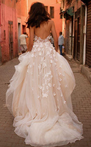 Vestido de novia largo de tul con tirantes, corte en A, espalda descubierta y cola de cepillo WD426