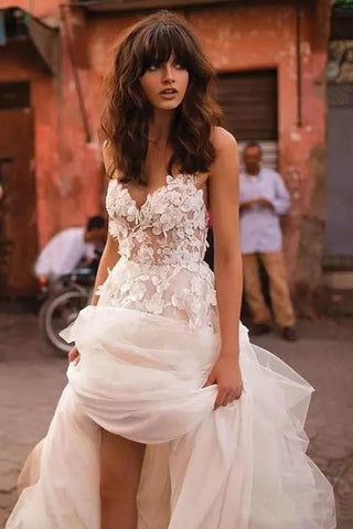 Vestido de novia largo de tul con tirantes, corte en A, espalda descubierta y cola de cepillo WD426