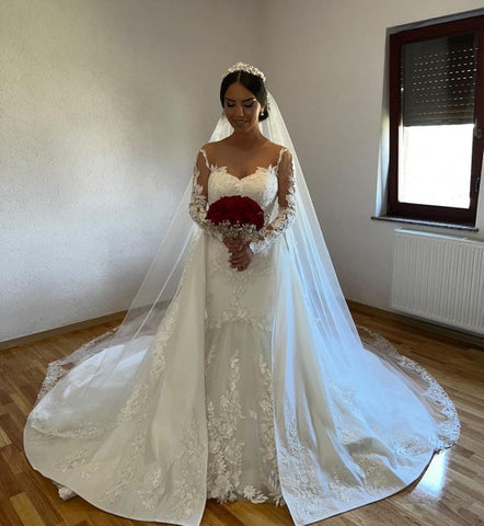 Vestido de novia blanco de corte sirena con encaje y cola desmontable