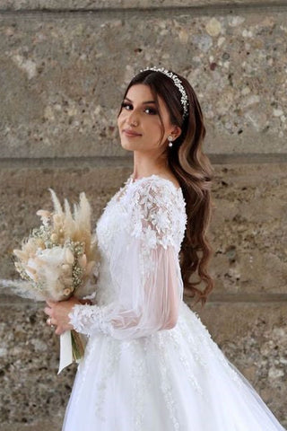 Vestido de novia blanco de tul, corte en A, manga larga y encaje