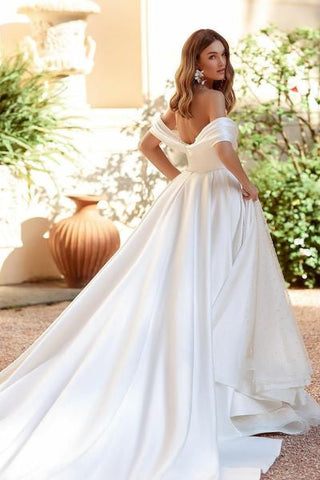 Vestido de novia blanco de corte A con lentejuelas, hombros descubiertos y volantes