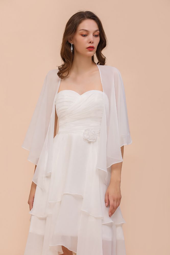 Vestido blanco de dama de honor hasta la rodilla, vestido de invitada de boda de dos capas con chal.