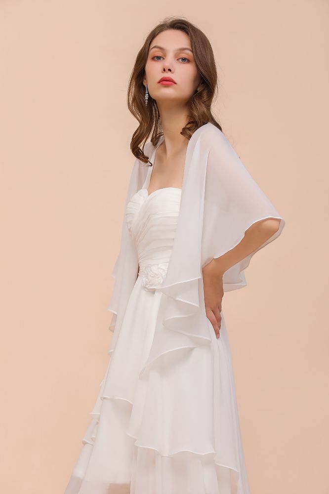 Vestido blanco de dama de honor hasta la rodilla, vestido de invitada de boda de dos capas con chal.