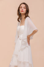 Vestido blanco de dama de honor hasta la rodilla, vestido de invitada de boda de dos capas con chal.