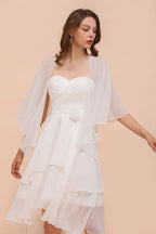 Vestido blanco de dama de honor hasta la rodilla, vestido de invitada de boda de dos capas con chal.