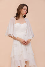 Vestido blanco de dama de honor hasta la rodilla, vestido de invitada de boda de dos capas con chal.